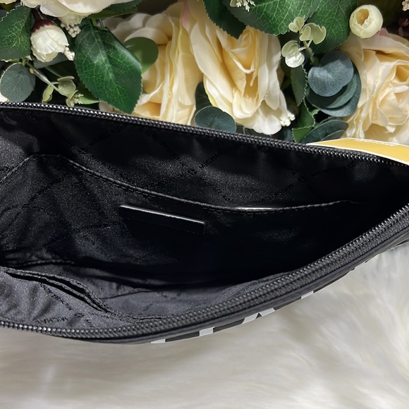 NWT MICHAEL KORS BLACK LARGE SPORTS WRISTLET/ CLUTCH - Picture 4 of 15